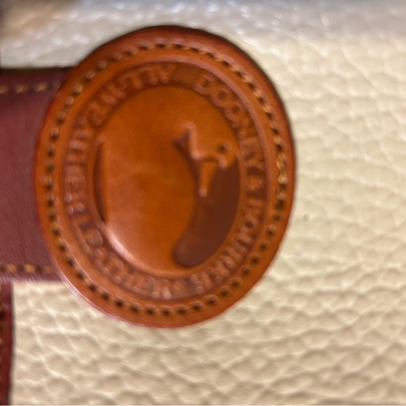 Elegant Cream and Brown Leather Crossbody Bag - Picture 3 of 16